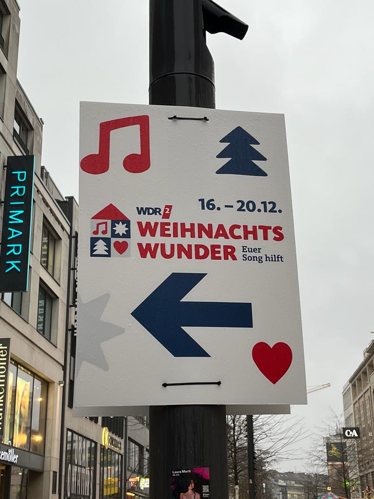 Schild Der Westen hilft - Gemeinsam für Mütter in Not. Wir waren dabei! -